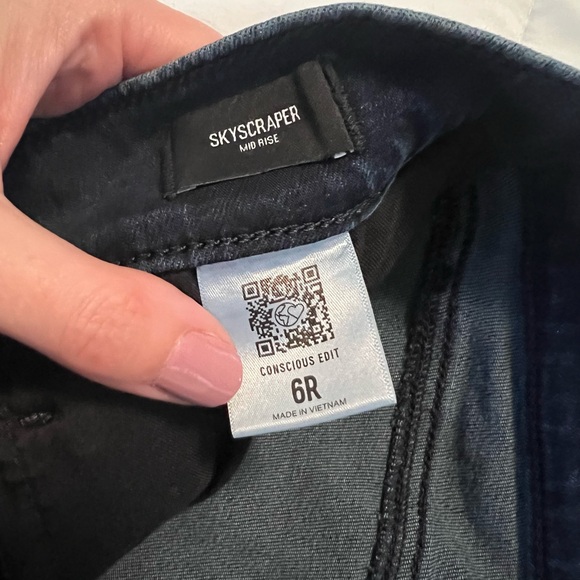 Express Skyscraper midrise  jeans.  Split bottom hem.  Like new! - Picture 7 of 8